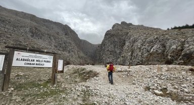 Beden eğitimi öğretmeni 30 yıldır dağlarda zirve yapıyor