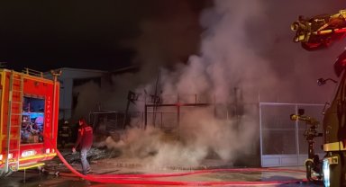 Beton kalıp fabrikasında çıkan yangın söndürüldü
