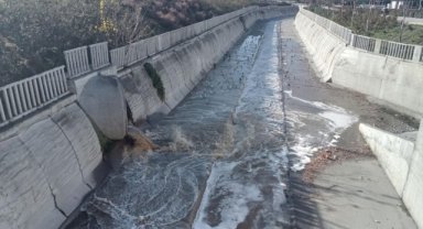 Beylikdüzü'nde kanalizasyon akıntısı nedeniyle derede kirlilik oluştu