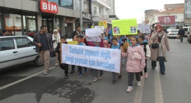 Beyşehir'de öğrenciler akran zorbalığına dikkat çekmek için yürüdü