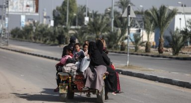 BM, İsrail saldırıları nedeniyle 100 bin kişinin Mısır sınırındaki Refah'a gitmek zorunda kaldığını bildirdi 