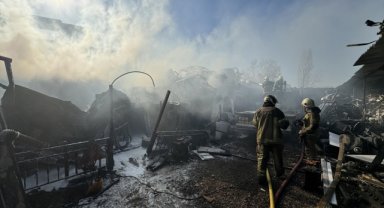 Bursa'da yedek parça satılan iş yerinde çıkan yangın söndürüldü