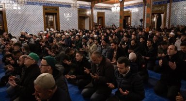 Camilerde şehit Mehmetçikler için dua edildi