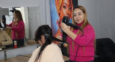 Depremde iş yeri yıkılan güzellik uzmanı, Kızılay'ın desteğiyle mesleğe döndü