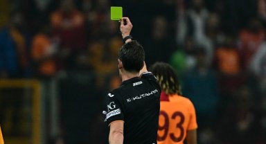 Derbide kartlar havada uçuşuyor