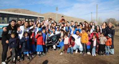 Diş Hekimliği öğrencileri Kars'ta diş bakımı yaptıkları çocuklara kıyafet hediye ediyor