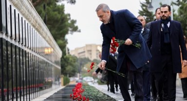 Dışişleri Bakanı Hakan Fidan, Bakü'de şehitlikleri ziyaret etti