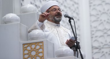 Diyanet İşleri Başkanı Erbaş, Ahmet Hamdi Akseki Camii'nde hutbe irad etti