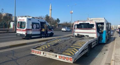 Diyarbakır'da çekicinin yolcu minibüsüne çarpması sonucu 10 kişi yaralandı