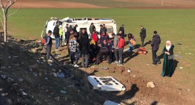 Diyarbakır'da yolcu minibüsünün devrildiği kazada 1'i ağır 15 kişi yaralandı
