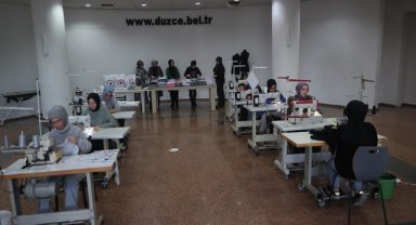 Düzce'de kadınlar Filistin'deki mazlumlar için kışlık pijama dikiyor