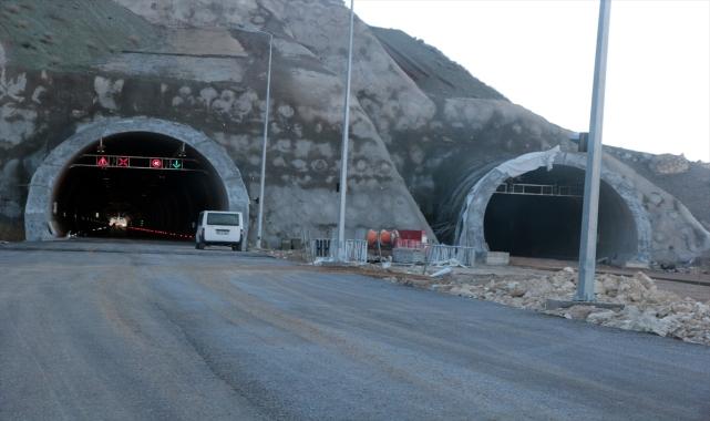 DÜZELTME - "Beypazarı'ndaki tünellerin yapımında sona gelindi" başlıklı haberimizin başlık ve girişi "D-140 kara yolunun Beypazarı-Nallıhan bölümündeki tünellerin yapımında sona gelindi" şeklinde düzeltilmiştir.