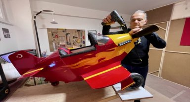 Emekli makine mühendisi oyuncak ve havacılık tutkusunu ürettiği pedallı uçaklarda yaşatıyor