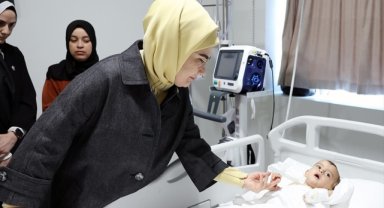 Emine Erdoğan'dan, Gazze'den getirilen hasta çocuklara şefkat eli