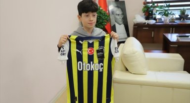 Emre Mor, lösemi tedavisi gören çocuğa forma gönderdi