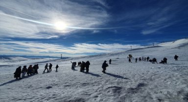 Endonezyalı turistler Erciyes Kayak Merkezi'ni gezdi 