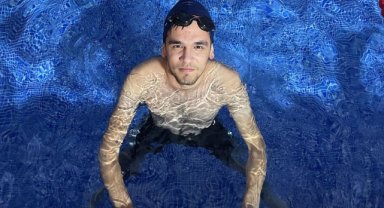 Engellerini aşarak yüzmede madalyalara kulaç attı