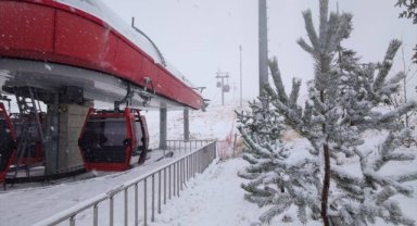 Erciyes Kayak Merkezi'ne kar yağdı