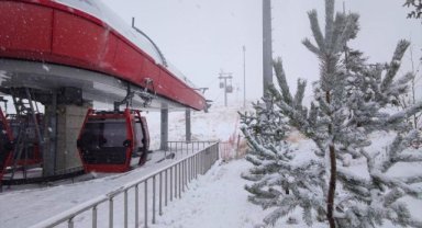 Erciyes Kayak Merkezi'ne kar yağdı