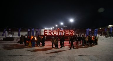 Erciyes'te meşaleli yılbaşı kutlaması