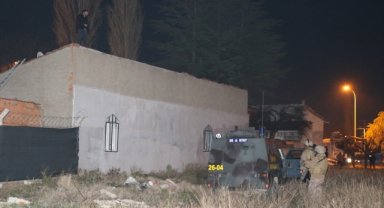 Eskişehir'de bıçakla evinin çatısına çıkan firari hükümlü polise teslim oldu