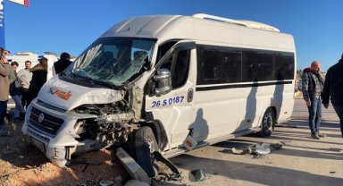 Eskişehir'de iki işçi servisinin çarpışması sonucu 10 kişi yaralandı