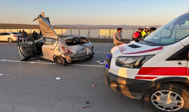 Eskişehir'de iki otomobilin çarpıştığı kazada 3 kişi yaralandı