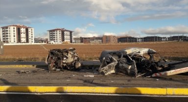 Eskişehir'de katener direğine çarpan otomobilin sürücüsü öldü, 3 kişi yaralandı