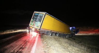 Eskişehir'de tırla kamyonetin çarpıştığı kazada 2 kişi öldü, 2 kişi yaralandı