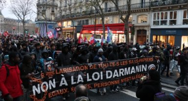 Fransa'da tartışmalı göç tasarısına karşı çıkanlar sokağa indi