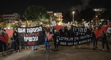 Gazze'de ateşkes talep eden İsrailli aktivistler Tel Aviv'de gösteri düzenledi 