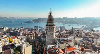 Göçmen kuşlar İstanbul'a dönmeden, Galata Kulesi'nin külahındaki restorasyon çalışmaları tamamlanacak