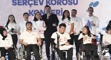 Gökhan Tepe, serebral palsili çocuklarla konser verdi