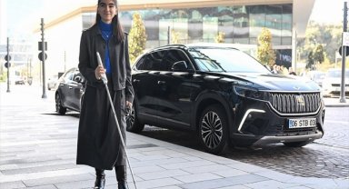 Görme engelli genç girişimci Zülal Tannur, geliştirdiği teknolojiyle Togg'un gözleri oldu