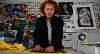 Grafik sanatçısı atıkları kağıda dönüştürerek eserlerinde kullanıyor