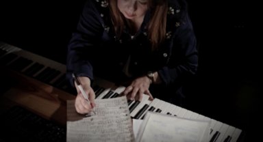 Gülnur Aybet ile Murat Karahan, Aşık Veysel'in "Uzun İnce Bir Yoldayım" eserini yorumladı