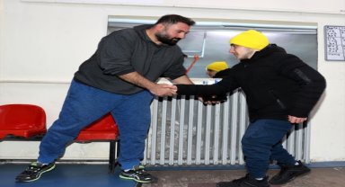 Halterle bacak kaslarını güçlendiren bedensel engelli Eray mutluluğa "adım" attı