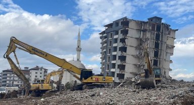 Hatay'da depremlerde ağır hasar alan 4 bina kontrollü yıkıldı