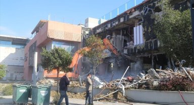 Hatay'da depremlerde hasar alan alışveriş merkezinin yıkımına başlandı 