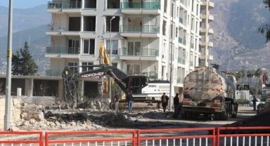 Hatay'da yıkım çalışmaları sırasında 2 bina tedbiren boşaltıldı