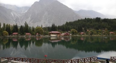 Himalaya Dağları'nın eteklerindeki saklı cennet: Şangrila Gölü