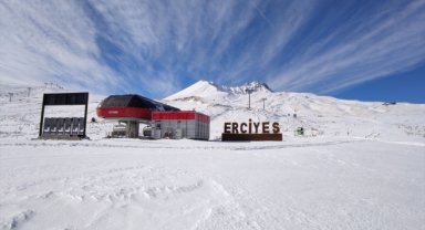 İç Anadolu'nun zirvesi Erciyes'te kar yağışı etkili oluyor