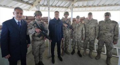 İçişleri Bakanı Yerlikaya, Dibek Jandarma Üs Bölgesi'nden tüm güvenlik güçlerinin yeni yılını kutladı