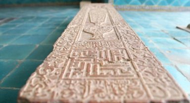 İsfahan'da bulunan Melikşah ile Nizamülmülk'ün kabirleri asırlardır aynı aile tarafından korunuyor