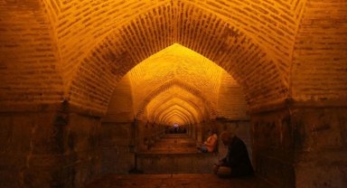 İsfahan'daki tarihi köprü akmayan nehre rağmen ziyaretçilerini ağırlamaya devam ediyor