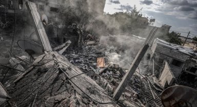 İsrail, Gazze Şeridi'nde yerinden edilmiş yüzlerce Filistinlinin yaşadığı okulu hedef aldı