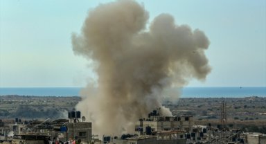 İsrail'in bombardımanında ağır yaralanan Fransa Dışişleri Bakanlığı çalışanı hayatını kaybetti