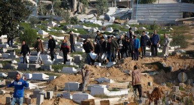 İsrail'in Deyr Belah'taki saldırılarında ölen Filistinliler, artık mezarlıklara sığmıyor