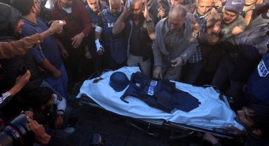 İsrail'in Gazze'deki saldırısında ölen Al Jazeera kameramanı, son yolculuğuna uğurlandı