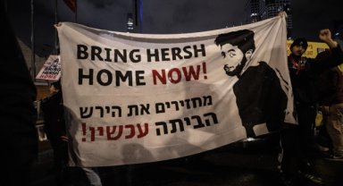 İsrailli esirlerin yakınları "esir takası anlaşması" talebiyle Tel Aviv'de gösteri düzenledi 